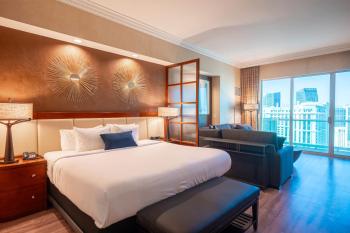 No Resort Fee Strip View Balcony+Free Valet+ Pool, Las Vegas (photo 2)