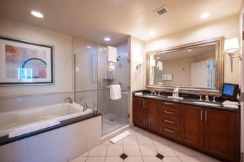 No Resort Fee Strip View Suite + Free Valet + Pool, Las Vegas (foto 2)