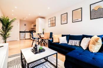 Stunning Canary Wharf Flat-5 mins from tube station, London (photo 3)