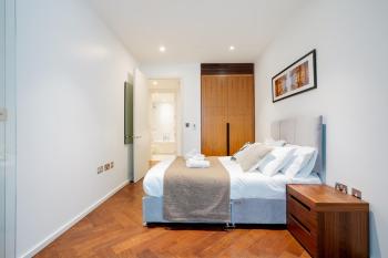 Luxury 2BRs Maisonette near Battersea Power, London (photo 4)