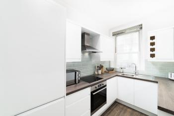Elegant Apartment in London Steps Away From River Thames, London (photo 4)