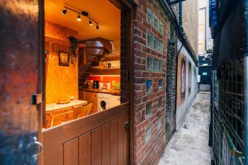 Quirky and Cosy Soho Stables House, London (photo 2)