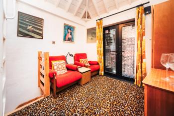 Quirky and Cosy Soho Stables House, London (photo 5)