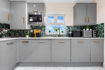 Lovely 4-BR Home In Leyton - Sleeps 14, Near Tube, London (photo 2)