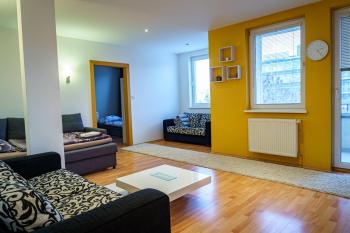 Spacious Apartment for Teams & Families with Balcony, Fast WiFi Near Center, Bratislava (Foto 5)