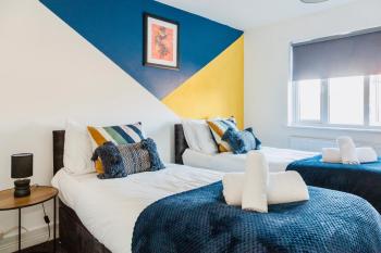 Comfy 3 Bed House by Manchester Airport, Perfect for Groups & Families, Manchester (photo 4)