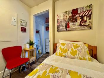 Tiny Private Room at the Upper Level of a Big House with Shared Bathroom, Seattle (zdjęcie 3)