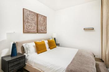 428-2W Newly Furnished Prime Location 2BR Sleeps 5, New York (photo 2)