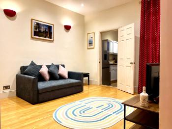 2 BED home in Birmingham Contractors free parking and fast Wi-Fi, Birmingham (foto 4)