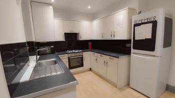 Double-Bedroom in the Heart of Eccles Manchester BH3 Perfect for Short Stays, Manchester (photo 4)