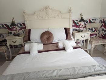 Firefly Studio, Holt (Foto 4)