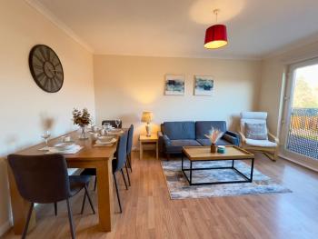 Sleek & Modern 2BR - Easy Access to City Centre, Glasgow (photo 5)