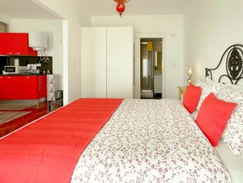 SWEET CHILI - Studio with balcony near Metro & Airport, Lisbon (photo 5)