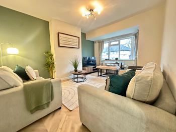 Lovely spacious 3 double bed flat, LS17, Leeds (photo 2)