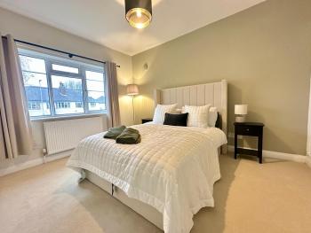 Lovely spacious 3 double bed flat, LS17, Leeds (photo 4)