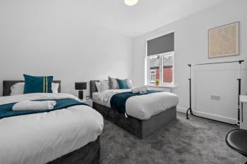 Spacious 4-Bed Luxury Home - Garden, Free Parking, Sleeps 8, Manchester (fotografie 2)