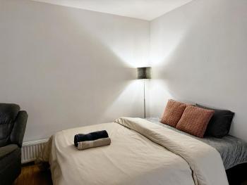 Cozy Independent House with Free Parking and 20 mins to center, Helsinki (foto 2)