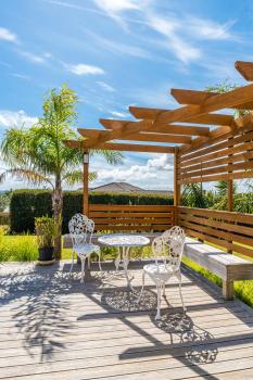 Elevated Family Sized Guest-house with Beautiful Views, Auckland (photo 2)