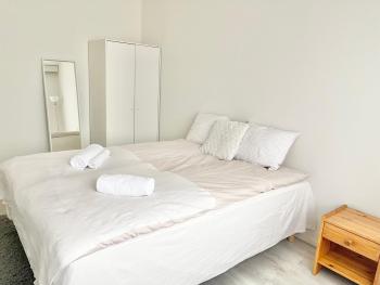 Double bed room in An apartment with lovely cats, Helsinki (photo 4)