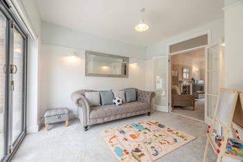 Spacious 5BR Home, Parking, Walk to Windsor - By Tempstay, Windsor (photo 4)