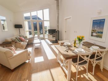 Una, Lodge 77, St Ives (photo 4)