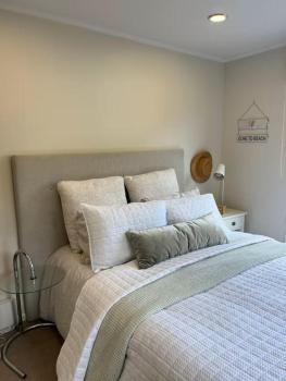 Auckland Coastal Hideaway Castor Bay Beach, Auckland (photo 4)