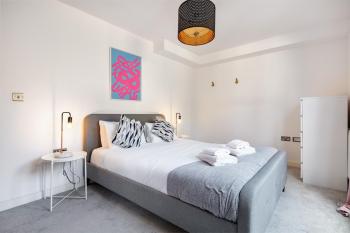 London Eye ,split level and private patio and AC, Londyn (zdjęcie 2)