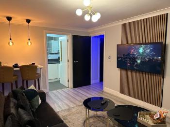 Exotic Jacuzzi Apartment with Balcony and Parking, Birmingham (photo 4)