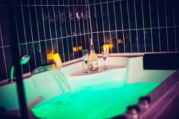 Love Room du Mont d'Or - Baignoire SPA - Minibar offert, Марсель (фото 2)