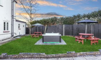 Hot Tub Stay Near Windsor & Legoland Sleeps 14, Windsor (zdjęcie 5)