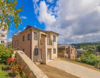 Modern, Spacious, 3BR Hill View Retreat, Central, 24hr Security, Satellite wifi and Solar, Очо-Риос (фото 3)