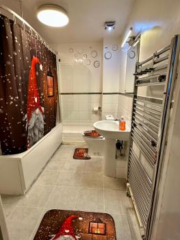 London 2 double bedrooms 2 Bathrooms Holiday Home - Parking SKYSPORTS, NETFLIX - 2 - 3 minutes walk to the Train station - 19min to London Liverpool Street fast Internet GROUND FLOOR 100s of shops restaurants bakeries 24-hour ASDA superstore, Major hospi, Londýn (fotografie 3)
