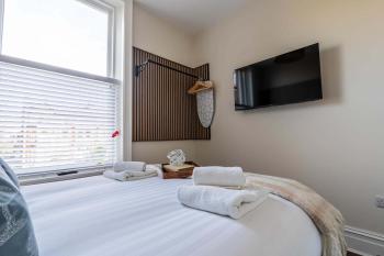 1 Bedroomed apartment in Liverpool Sleeps 4, Liverpool (photo 3)