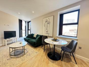 Stylish City Centre Flat - Walk to Trinity & Station, Leeds (photo 2)