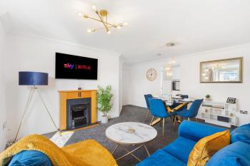 Deluxe Central Windsor Apartment with Free Parking, 4 mins to Windsor Castle and Legoland, 10 mins to Ascot and 12 mins to Heathrow London, Windsor (zdjęcie 2)