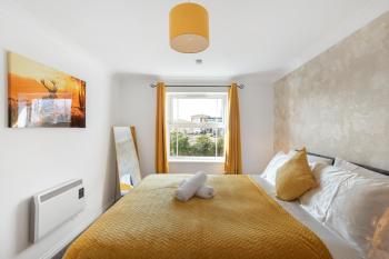 Deluxe Central Windsor Apartment with Free Parking, 4 mins to Windsor Castle and Legoland, 10 mins to Ascot and 12 mins to Heathrow London, Windsor (zdjęcie 5)