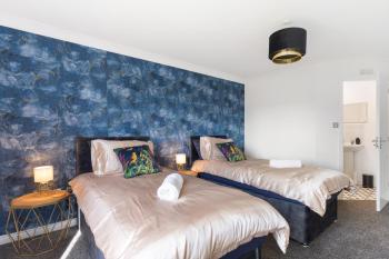 Deluxe Central Windsor Apartment with Free Parking, 4 mins to Windsor Castle and Legoland, 10 mins to Ascot and 12 mins to Heathrow London, Windsor (zdjęcie 3)