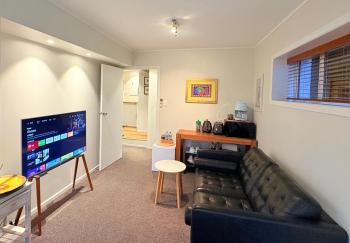 Spacious & Secluded Bush-View Suite in Kohimarama, Auckland (photo 4)