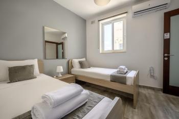 F11 Room 2, Private Room two single beds shared bathroom in shared Flat, Msida (Foto 3)