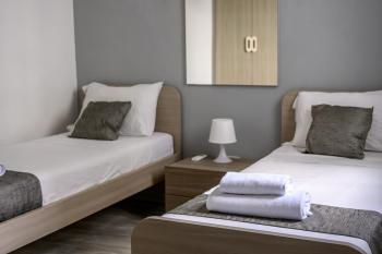F11 Room 2, Private Room two single beds shared bathroom in shared Flat, Msida (Foto 5)