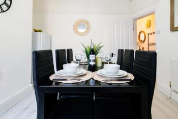 Luxe & Stylish Home in Manchester near city center, Manchester (photo 3)