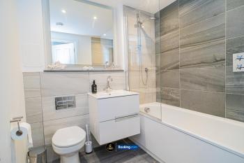 Spacious 2 Bedroom Apt By LS2G Short Lets & Serviced Accommodation Greater London With Free WIFI, Londýn (fotografie 4)