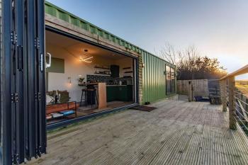 Contemporary Container with hot tub, Bath (fotografie 2)