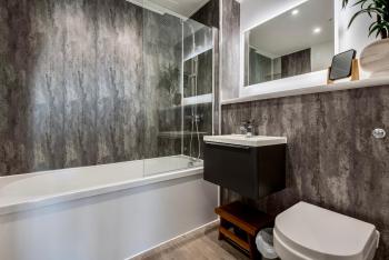Luxury City Escape - Brand New Stylish 2 Bedroom Apartment with Parking, Liverpool (photo 4)
