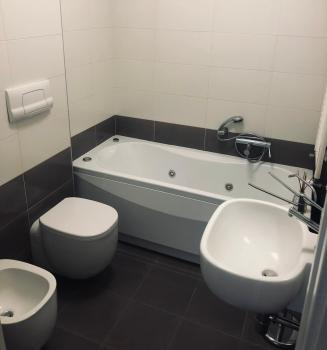 Camera privata con bagno su appartamento condiviso, Benátky (fotografie 2)