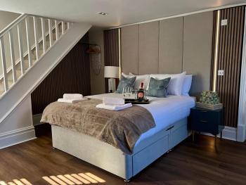 Bespoke one bed apartment by Sefton Park Sleeps 4, Liverpool (photo 5)