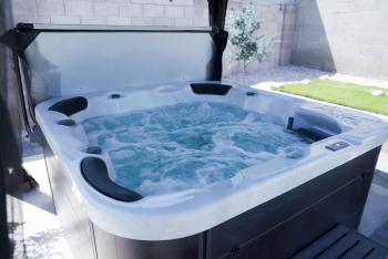 Enchanting Garden with Luxe Jacuzzi Spacious Yard, Las Vegas (photo 4)