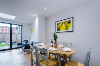 4 Bed House-2 Parking spaces-Vibrant location, Manchester (zdjęcie 4)