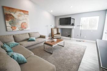 Spacious Stylish and Convenient, Las Vegas (photo 2)