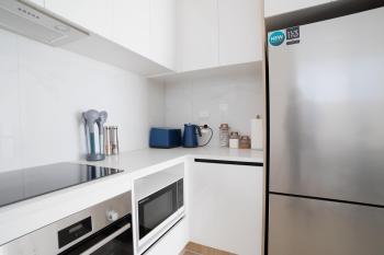 Stylish 4BR Home, Netflix, Walk to Eateries and Schools, Auckland (photo 5)